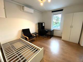 <p><span>NL. Telefonisch worden geen bezoekmomenten geregeld. Wenst u een bezoek? Gelieve dan het invulveld van deze website te vervolledigen met uw naam, uw telefoonnummer en uw e-mailadres. Wij zullen u vervolgens uitnodigen voor een bezichtiging. </span></p><p><span>FR. Aucune visite n'est organisée par téléphone. Vous souhaitez une visite ? Remplissez le formulaire de ce site web en indiquant votre nom, votre numéro de téléphone et votre adresse e-mail. Nous vous inviterons ensuite à une visite. </span></p><p><span>EN. Visits will not be arranged by phone. Would you like a visit? Then please complete the form on this website with your name, phone number and e-mail address. We will then invite you for a viewing. </span></p><p><span> </span></p><p><span>Prachtig gemeubelde studio met warmtepomp en zonnepanelen</span></p><p><span> </span></p><p><span>Gemeubelde studio Valerius De Saedeleerstraat 98, Aalst beschikbaar. Elk voorzien van bed, tafel, stoelen, bureau met bureaustoel, relax en gordijnen. Verwarming en koeling via warmtepomp, zonnepanelen, overdekte koer, gemeenschappelijke fietsenstalling. </span></p><p><span>Heel gunstige EPC-score met label B. </span></p><p><span>Huurprijs bedraagt 530 euro  + 60 euro provisie water en elektriciteit (aparte tussentellers) + 25 euro gemeenschappelijke kosten.</span></p><p><span> </span></p><p><span> </span></p>