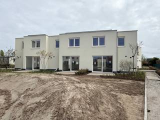 <p>In Bredene aan Zee bieden wij te koop aan: <br /><strong>Comfortabele en instapklare vakantiewoningen</strong> voor eigen gebruik of investering. Deze woningen combineren ruimte, licht en hedendaags wooncomfort op een topligging aan de kust.</p>
<p>Deze modelwoning beschikt over <strong>drie volwaardige slaapkamers</strong>, een stijlvolle <strong>badkamer</strong>, een <strong>ruime leefruimte met open, volledig uitgeruste keuken</strong>, een <strong>grote berging</strong>, een <strong>apart gastentoilet</strong> en een <strong>technische ruimte</strong>. Dankzij de doordachte indeling geniet u van optimaal wooncomfort, zowel voor eigen gebruik als voor vakantieverhuur.</p>
<p>Aan de <strong>zuidzijde van de woning</strong> bevindt zich een <strong>ruim buitenterras</strong>, ideaal om in alle rust te genieten van de zon. De woning is binnenin <strong>volledig geschilderd</strong>, afgewerkt met kwaliteitsmaterialen en voorzien van <strong>alle moderne comfort</strong>.</p>
<p>Daarnaast kan de woning <strong>aangekocht worden inclusief meubels</strong> (tegen meerkost), waardoor ze volledig instapklaar is en meteen klaar voor gebruik of verhuur.</p>
<p><strong>De Strandloper</strong> staat garant voor zorgeloos genieten aan zee, in een hedendaagse en duurzame woonomgeving.</p>