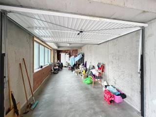 Deze inpandige garagebox bevindt zich in een ruim en afgesloten complex in de Residentie Belise te Brugge. De ligging zorgt voor extra veiligheid en privacy, waardoor uw voertuig altijd goed beschermd staat. Het complex is voorzien van een automatische poort, wat het in- en uitrijden zeer handig en vlot maakt.<br /><br />Afmetingen : 9.00 x 3.00 <br /><br />Aanwezigheid : verlichting en stopcontact <br /><br />Verhuurd aan : 155 € per maand <br /><br />Voor info bel : 050/333976 - 0476/270379