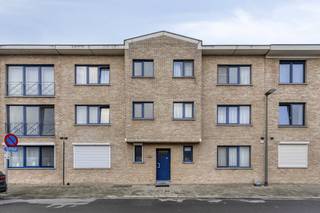 Indeling:Verdieping 1 (te bereiken met trap/lift):- inkomhal met ingemaakte kasten- aparte berging voor was- en droogmachine- woon- en...