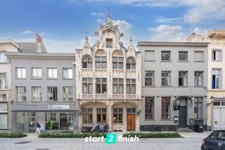 Deze geklasseerde prachtige woonst werd volledig onder handen genomen in 2016 en gerenoveerd naar de hedendaagse normen. Het resultaat is een...