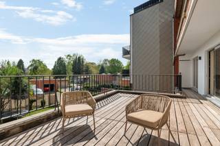 Volledig gerenoveerde appartement met gunstig EPC gelegen in het centrum van Schilde. Dankzij het zuidoostgerichte terras en de drie volwaardige slaapkamers geniet je hier van zowel comfort als ruimte.<br /><br />1STE VERDIEPING<br />Inkomhal 7m² op parket met gastentoilet en handenwasser.<br />Woonkamer 33m² op parket met open keuken.<br />Volledig ingerichte keuken met composieten werkblad.<br />Wasplaats 2m² op parket met aansluiting voor wasmachine en droogkast.<br />Nachthal 5m² op parket.<br />1ste slaapkamer 12m² op parket.<br />Badkamer 7m² met inloopdouche, bad, dubbel lavabomeubel en verlichte spiegel.<br />2de slaapkamer 10m² op parket.<br />3de slaapkamer 19m² op parket.<br />Terras 35m² met kastberging.<br />Garagebox achteraan verplicht bij aan te kopen € 30.000,-<br />BIJZONDERHEDEN<br />De vermelde “bewoonbare oppervlakte” is gebaseerd op de “bruikbare vloeroppervlakte” zoals vermeld in het EPC.<br />CV op aardgas, dubbele beglazing, schrijnwerk in PVC, parlofoon.<br /><br />POSITIEVE PUNTEN<br />Gunstig EPC<br />Zéér centraal gelegen<br />Volledig gerenoveerd in 2024<br />Riant zuidoost terras<br />3 slaapkamers