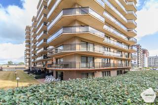 Op een unieke ligging aan de Leopold I Esplanade bevindt zich dit ruime, lichtrijke en rolstoeltoegankelijke <strong>hoekappartement</strong>. Het grote <strong>zuidgerichte terras</strong> loopt rondom het volledige appartement en biedt de hele dag door aangename buitenruimte.<br /><br /><strong>Indeling</strong>
<ul>
<li>Ruime leef- en eetkamer</li>
<li>Open keuken met zicht op het terras</li>
<li><strong>Drie volwaardige slaapkamers</strong></li>
<li>Badkamer met douche en lavabo</li>
<li>Tweede badkamer met ligbad, lavabo en toilet</li>
<li>Afzonderlijk gastentoilet</li>
<li><strong>Groot zuidgericht terras rondom het appartement</strong></li>
<li>Ruime autostaanplaats inbegrepen</li>
</ul>
<strong>Troeven</strong>
<ul>
<li>Instapklaar en rolstoeltoegankelijk</li>
<li>Uitstekende ligging vlak bij zee</li>
<li><strong>Lichtrijk hoekappartemen</strong>t</li>
<li><strong>Drie slaapkamers en twee badkamers</strong></li>
<li>Royaal, zonnig terras</li>
<li><strong>EPC-label C</strong></li>
<li>Elektrische verwarming</li>
<li><strong>Autostaanplaats inbegrepen in de verkoopprijs</strong></li>
</ul>
Een unieke kans voor wie comfortabel en ruim wil wonen op een toplocatie aan zee. Ideaal als vaste woonst, tweede verblijf of interessante investering. Plan vandaag nog uw bezoek en ontdek dit bijzondere appartement!<br />