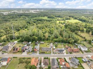 <strong>Instapklare gelijkvloerse woning met 4(5) slaapkamers en zicht op groen op een totale opp van 17a53ca</strong><br /><br />In het rustige en groene Mol Sluis vind je deze charmante gelijkvloerse woning die uitblinkt in ruimte, comfort en functionaliteit.<br />Met <strong>vier volwaardige slaapkamers</strong>, een <strong>vernieuwde keuken </strong>en een <strong>volledig bruikbare kelder</strong> is dit de ideale thuis voor wie comfortabel en rustig wil wonen.<br /><br />Bij binnenkomst kom je in de inkomhal, die meteen toegang biedt tot twee achter elkaar gelegen slaapkamers – perfect als slaapkamers, bureau of hobbyruimte.<br />De ruime en gezellige woonkamer is het hart van de woning, waar een <strong>speksteenkachel</strong> zorgt voor een warme, huiselijke sfeer.<br />Rolluiken aan de ramen zorgen voor <strong>extra comfort en privacy</strong>.<br /><br />De keuken werd recent volledig vernieuwd en uitgerust met <strong>kwalitatieve toestellen</strong>, waaronder een grote Amerikaanse koelkast – ideaal voor wie graag kookt en gezellig tafelt.<br /><br />De <strong>badkamer werd eveneens gerenoveerd</strong> en is voorzien van een dubbele lavabo, een moderne inloopdouche met regendouche en een frisse, hedendaagse uitstraling.<br />Daarnaast zijn er nog twee ruime slaapkamers, wat het totaal op vier volwaardige slaapkamers brengt.<br />Extra pluspunt is nog een aparte kamer die momenteel dienstdoet als <strong>wasruimte</strong>, maar indien gewenst ook als <strong>vijfde slaapkamer </strong>kan worden ingericht.<br />De wasruimte kan eenvoudig worden ingericht in de kelder, waar de aansluitingen voor water, elektriciteit en afvoer reeds aanwezig zijn.<br /><br />Via een zolderluik bereik je de <strong>praktische zolderruimte</strong>, die perfect dienst kan doen als extra bergruimte.<br />De vloer van de zolder is reeds geïsoleerd, wat bijdraagt aan het energiecomfort van de woning.<br /><br />Een absolute troef is de<strong> volledig onderkelderde structuur</strong> van het huis. De kelder is droog, volledig behandeld en daardoor ideaal als opslagruimte, werkplaats of hobbyruimte.<br />Vanuit de kelder heb je ook rechtstreeks toegang tot de <strong>inpandige garage</strong>.<br />Zoals hierboven vermeld, zijn hier de nutsvoorzieningen voorzien, wat het perfect mogelijk maakt om hier een volwaardige wasruimte te installeren.<br /><br />Buiten geniet je van een <strong>ruime, onderhoudsvriendelijke tuin </strong>met een<strong> extra garage</strong>, tuinhuis en houtberging – een droom voor wie graag buiten leeft of nood heeft aan extra ruimte.<br /><u><strong>Achter de woning ligt een natuurgebied, wat zorgt voor een groen uitzicht en een heerlijk gevoel van rust en privacy.</strong></u><br /><br /><em><u>Technische pluspunten zijn onder andere:</u><br />- Nieuwe verwarmingsketel<br />- Isolatie aanwezig in het dak en in de vloer van de keuken<br />- Rolluiken aan de ramen<br />- Goed onderhouden schilderwerken in de volledige woning</em><br /><br /><strong>De woning is gelegen in een rustige straat in Mol Sluis – een groene, aangename buurt met een centrale ligging.<br />Hier woon je in alle rust, maar toch dichtbij winkels, scholen en verbindingswegen.</strong><br /><br /><em>Interesse in deze woning? Neem vrijblijvend contact op voor meer informatie of een bezichtiging. </em>