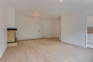 <p><span>Stijlvol gelijkvloers appartement op toplocatie in Edegem.</span></p><p><span> </span></p><p><span> </span></p><p><span>Dit prachtige, recent gerenoveerde gelijkvloers appartement bevindt zich op een toplocatie in Edegem en biedt alle comfort voor een eigentijdse levensstijl. </span></p><p><span> </span></p><p><span> </span></p><p><span>Het appartement is afgewerkt met hoogwaardige, moderne materialen en geniet van een overvloed aan natuurlijke lichtinval.</span></p><p><span> </span></p><p><span> </span></p><p><span>Indeling en kenmerken:</span></p><p><span> </span></p><p><span>- Ruim leefgedeelte met veel lichtinval en moderne afwerking.</span></p><p><span> </span></p><p><span>- Twee slaapkamers en een extra ruimte die perfect kan dienen als bureau of dressing.</span></p><p><span> </span></p><p><span>- Keuken en badkamer in hedendaagse stijl met alle nodige voorzieningen. </span></p><p><span> </span></p><p><span>- vrij vanaf 1 november 2026</span></p><p><span> </span></p><p><span> </span></p><p><span>Geniet van een rustige en toch centrale ligging met vlotte bereikbaarheid naar alle voorzieningen. </span></p><p><span> </span></p><p><span>Ideaal voor wie comfortabel wil wonen op een uitstekende locatie. Garagebox inclusief.</span></p><p><span> </span></p><p><span>Maandelijkse kosten: ca 85 EUR (water gemeenschappelijk)</span></p><p><span> </span></p><p><span>Interesse? Contacteer ons voor meer informatie of om een bezichtiging in te plannen!</span></p>