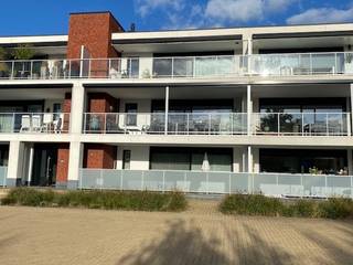 <strong>Ruim en instapklaar appartement met 3 slaapkamers, 2 terrassen en garage.</strong><br /><br />Comfortabel wonen op een <strong>toplocatie, met een mooi uitzicht</strong>!<br /><br />Ontdek dit ruime en instapklare appartement van maar liefst <strong>129 m²,</strong> gelegen op de <strong>1ste verdieping</strong> van een verzorgd gebouw met <strong>lift</strong>.<br />Dankzij de uitstekende ligging, de praktische indeling en het hoge wooncomfort is dit appartement de ideale thuisbasis voor wie ruimte en bereikbaarheid weet te waarderen.<br /><br />Het appartement bevindt zich <strong>vlak bij het centrum en op wandelafstand van het station</strong>.<br />Bovendien is er <strong>parkeergelegenheid aan de overkant van het gebouw.</strong><br /><br />Via de inkomhal kom je in de <strong>aangename leefruimte met open keuken</strong>, waar comfort en gezelligheid centraal staan.<br />Aansluitend bevindt zich een <strong>ruim overdekt terras (met zonnewering) aan de voorzijde,</strong> ideaal om in alle rust te genieten van het mooie uitzicht.<br /><br />Het appartement beschikt verder over <strong>drie slaapkamers, een badkamer, een apart toilet en een praktische berging</strong>.<br />Vanuit 2 van de slaapkamers heb je rechtstreeks toegang tot het <strong>terras aan de achterzijde</strong>.<br /><br />Ook aan parkeergelegenheid en bergruimte is gedacht: <strong>ondergronds </strong>beschikt het appartement over een <strong>ruime garage</strong> dewelke <strong>verplicht mee gehuurd dient te worden aan de huurprijs van 90 euro per maand.</strong><br /><br />Dit appartement combineert ruimte met moderne woontechnieken en een uitstekende energieprestatie:<br /><strong>EPC-score: 42 kWh/m²/jaar = energielabel A</strong>.<br /><br /><strong>Technisch:</strong><br />Vloerverwarming op aardgas<br />Airconditioning<br />Lift aanwezig<br /><br /><strong>Gemeenschappelijke kosten: € 90 per maand.</strong><br /><br /><strong>Interesse in dit appartement?</strong><br />Ben je op zoek naar een ruim, energiezuinig en instapklaar appartement op een gunstige locatie?<br />Dan is dit pand zeker een bezoek waard!<br /><br />Neem gerust contact op voor meer informatie of een bezoek ter plaatse.<br />📞 0473 33 33 33<br />✉️ philip@wijns.be<br />