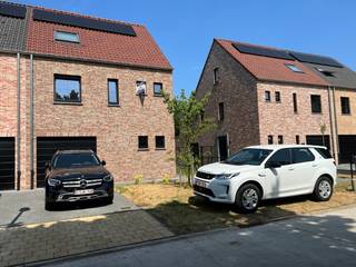 Zeer ruime recente halfopen woning (opgeleverd mei 2022) in een prachtige, rustige verkaveling vlakbij het centrum van Kapellen. Winkels, scholen...