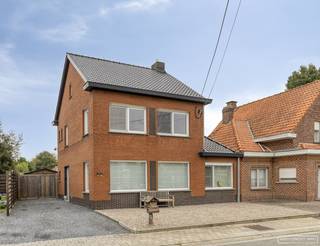 In de Zilverbergstraat 19 in Desselgem vinden we deze woning met drie slaapkamers, een aparte bureauruimte en een mooie, diepe tuin. Met een volledig vernieuwd dak, geïsoleerde spouwmuren en een nieuwe gascondensatieketel werden hier al belangrijke vernieuwingen uitgevoerd.<br />
<h3>Indeling</h3>
<h4><strong>Gelijkvloers</strong></h4>
In de <strong>inkomhal </strong>hebben we een <strong>gastentoilet</strong>, lichtrijke <strong>living </strong>met pelletkachel, uitgeruste <strong>keuken</strong> met eetplaats, aparte <strong>bureauruimte </strong>en <strong>wasplaats</strong>, aansluitend hebben we nog een <strong>veranda </strong>die rechtstreeks toegang heeft tot de mooi <strong>aangelegde tuin</strong>.<br />
<h4><strong>Verdieping</strong></h4>
Op het verdiep bevinden zich <strong>3 ruime slaapkamers</strong> en een <strong>badkamer </strong>met toilet, douche en lavabomeubel.<br />
<h4><strong>Troeven</strong></h4>
<ul>
<li>Drie slaapkamers</li>
<li>Aparte bureauruimte</li>
<li>Afgesloten tuin</li>
<li>Volledig vernieuwd dak</li>
<li>Geïsoleerde spouwmuren</li>
<li>Nieuwe gascondensatieketel</li>
</ul>
<br />Buiten geniet je van een mooie, diepe tuin met ruimte om te ontspannen, te tuinieren of kinderen te laten spelen. De garage biedt extra plaats voor een wagen, fietsen of bergruimte.<br /><br />Interesse? Schrijf je in voor het bezoekmoment.
<h4><strong><em>Schrijf je in voor het bezoekmoment op 2/11 via de zwarte knop "maak een afspraak" op onze website!!</em></strong></h4>
<br />Voor meer info, contacteer Martijn via 0470/629568 of martijn@maesconceptimmo.be