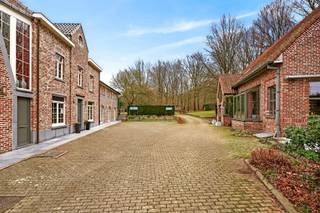 In het hart van het bosrijke Sint-Lievens-Houtem bevindt zich deze bijzondere eigendom waar wonen, gastvrijheid en horeca op een natuurlijke...