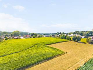 Charmante gezinswoning met grote tuin en prachtig open zicht in Lierde.Leuke gezinswoning op een prachtige, rustige ligging in het groene Lierde. De woning beschikt over 3 slaapkamers, een vernieuwde badkamer, een praktische keuken en een gezellige veranda. Buiten geniet je van een ruime tuin met tuinhuis, veel privacy en een prachtig panoramisch zicht over de omliggende weilanden.Dankzij het ruime perceel, de landelijke ligging en het aanwezige potentieel is dit een ideale woning voor wie rust, ruimte en comfort wil combineren, met alle voorzieningen binnen handbereik.Bezoek na afspraak met Immo Beguin: emmy@immobeguin.be