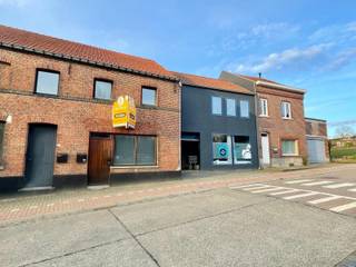 <p><span><strong>**Commercieel gelijkvloers met woonst**</strong></span><br /><br />In het centrum van Haasrode, vlakbij de kerk van Blanden bevindt zich deze veelzijdige eigendom met een praktijkruimte (200m²) op het gelijkvloers en een woning (157m²) gedeeltelijk op het gelijkvloers en gedeeltelijk op de eerste verdieping. De woning heeft een ruime leefruimte en open keuken, drie slaapkamers (waarvan 1 op het gelijkvloers, een berging met toilet en een praktische indeling die aansluit op hedendaags wooncomfort. De gelijkvloerse slaapkamer kan eveneens gebruikt worden als bureel of praktijkruimte. Boven de leefruimte is er bovendien nog een zolder die idealieter kan dienen als extra opbergruimte of door het plaatsen van een vaste trap nog 2 extra slaapkamers / bureel / hobbyruimte / … kan herbergen. De handelsruimte zelf omvat een polyvalente ruimte, wachtzaal, wc, douche, berging, drie kabinetten, een refter met bureau, keuken en een buitenruimte. Extra comfort wordt voorzien door een bijkomende douche op dit niveau.</p>
<p>Mits het verkrijgen van een omgevingsvergunning en het uitvoeren van enkele werken kan deze handelswoning gesplitst worden in 2 kadastrale aparte eenheden<br /><br />Het pand is gelegen in een rustige buurt, recht tegenover de kerk, met in de onmiddellijke nabijheid diverse voorzieningen zoals Spar, Aldi, een drankencentrale en een bakker. Deze ligging combineert vlot bereikbare dagelijkse faciliteiten met een rustige woonomgeving.</p>
<p><span><strong>Wenst u een bezoek? Bel of mail Sally op 0478 570 999 of sally@connect-immo.be </strong></span></p>
<p>EPC appartement: 256 kWh/m² - UC:3040941 - label C EPC niet-residentiële eenheid: UC:3687023 - label C; Wg-Gdv-Gvkr-Gvv</p>