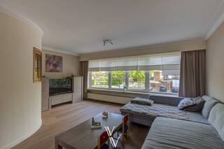 Opbrengsteigendom met kangoeroewoning-mogelijkheid, tuin en terras<br /><br />Op een centrale ligging tussen Broechem en Wommelgem, vlak bij winkels en openbaar vervoer, bevindt zich deze veelzijdige eigendom met twee afzonderlijke woongelegenheden. Ideaal als opbrengsteigendom met aantrekkelijk rendement, maar ook bijzonder geschikt als kangoeroewoning.<br />Gelijkvloers appartement: inkomhal met gastentoilet, gezellige woonkamer met aansluitend de keuken, 1 slaapkamer met dressing en ensuite badkamer. Vanuit de leefruimte bereikt u het ruime terras en de grote tuin waar u in alle rust kan genieten.<br />Duplex-appartement (1e en 2e verdieping):<br />De bovenste verdieping is een duplex. Hier komt u binnen via een tweede deur in de inkom met eigen trappenhal. Eenmaal boven komt u terecht in een lichtrijke en grote leefruimte, die aansluit op de keuken. Vanuit de keuken kan u op het terras. Deze verdieping is ook voorzien van een apart toilet.<br />Op de tweede verdieping bevinden zich 3 slaapkamers en een badkamer. <br />Extra opbergruimte is voorzien in de gemeenschappelijke kelder en er zijn twee staanplaatsen voorzien voor het gebouw.<br /><br />Troeven:<br />Twee afzonderlijke woongelegenheden<br />Grote tuin met terras (gelijkvloers)<br />Duplex met 3 slaapkamers en eigen terras<br />Parking vooraan het gebouw<br />Lage gemeenschappelijke kosten<br />Geschikt als investering én kangoeroewoning<br /><br />Bent u op zoek naar een instapklare eigendom met meerdere mogelijkheden?<br />Plan uw bezoek via nel@vanbredavastgoed.be of bel 03/866 26 73.<br /><br /> 