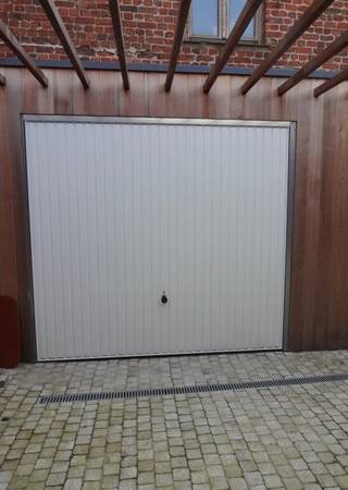 Bovengrondse garage n°1 te huur in Nieuwpoort Stad, pal in het centrum op het Marktplein. Garagebox met witte kantelpoort. Algemene doorrit ook afgesloten met dubbele poort, deur. Huurprijs 105 euro / maand (incl. kosten). Beschikbaar vanaf 01/12/2026. Contracttype: contract van minstens 1 jaar. EPC: nvt (Ref. NI27794)