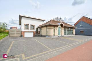 <p><span>Ruime woning met kantoorruimte in het centrum van Hever</span></p><p><span> </span></p><p><span>Ben je op zoek naar een veelzijdig pand waar je wonen en werken perfect kan combineren, en dat bovendien op een centrale ligging? Dan is deze eigendom zeker iets voor jou!</span></p><p><span> </span></p><p><span>Vooraan vind je een mooie en lichtrijke kantoorruimte met een aparte, private toegang: ideaal wanneer je een vrij beroep uitoefent of een zelfstandige activiteit hebt. De kantoorruimte bestaat uit een comfortabele wachtzaal, een apart toilet en vier ruime, afzonderlijke ruimtes die je volledig naar wens kan indelen, afhankelijk van jouw noden. Aan de voorzijde van het gebouw zijn er bovendien voldoende parkeerplaatsen voorzien voor je cliënteel.</span></p><p><span> </span></p><p><span>Achteraan bevindt zich de woning, die zowel apart toegankelijk is als in verbinding staat met het kantoor. Op het gelijkvloers geniet je van een ruime en gezellige leefruimte met zit- en eetgedeelte, met een prachtig zicht op de tuin. De volledig geïnstalleerde keuken biedt alle comfort en kan je aansluitend terugvinden. Van hieruit heb je ook toegang tot de ruimte kelderverdieping &amp; de garage. </span></p><p><span> </span></p><p><span>Verder zijn er drie volwaardige slaapkamers, een badkamer met wastafel &amp; combinatie bad/douche en een bureauruimte. Zowel de slaapkamers als nachthal, met apart toilet, zijn voorzien van ruime, ingemaakte kasten wat zorgt voor voldoende opbergruimte. Ook de zolderruimte, toegankelijk via een vaste trap, zorgt voor extra opbergmogelijkheden.</span></p><p><span> </span></p><p><span>Buiten kan je genieten van een mooie, verzorgde tuin met terras en tuinhuis. Dit is de ideale plaats om volledig tot rust te komen. Verder beschikt het pand over een ruime garage en een carport.</span></p><p><span> </span></p><p><span>Kortom: dit is een unieke opportuniteit om wonen en werken te combineren op één toplocatie, met tal van mogelijkheden!</span></p><p><span> </span></p><p><span>Contacteer ons voor een bezoek!</span></p><p><span> </span></p><p><span>015 20 36 00 – <span>info@domoxim.be</span></span><span> </span></p><p><span> </span></p><p><span>domoXim. Waar dromen thuis komen!</span></p><p><span> </span></p><p><span>Ook de waarde van je </span><span>eigen</span><span> woning kennen? Wij geven je graag advies.</span></p>
