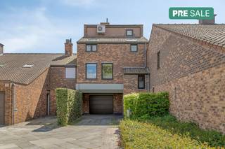 INDELINGGelijkvloerse verdieping: - Inkomhal met toegang tot een praktische voorraadkelder.- Royale dubbele garage met een vlotte verbinding naar de zuidgerichte tuin en het zonovergoten terras – ideaal voor wie houdt van comfort en buitenleven.Eerste verdieping:- Lichtrijke en riante leefruimte waar grote raampartijen zorgen voor een aangename sfeer.- Open eetplaats die naadloos overvloeit naar het terras.- Prachtig terras met een directe trap naar de tuin, wat zorgt voor een unieke binnen-buitenbeleving.- Volledig uitgeruste keuken voorzien van kwalitatieve toestellen en een gezellige ontbijthoek voor een perfecte start van de dag.Tweede verdieping:- 3 volwaardige slaapkamers- badkamer voorzien van een ligbad, Bijzonderheden: * Airco voorzien over de volledige woning * Zonnepanelen voorzien met certificaten* Nieuwe sectionale poort* Uitstekende EPC-score (B-label - 170kWh/m²/jaar)Wenst u meer info over deze woning of wenst u een bezoek ter plaatse? Contacteer Michelle Decoutere (0493 25 46 81 - michelle.decoutere@dewaele.com) De eigendom wordt aangeboden via de Pre-sale formule. Van 11/05/2026 om 15:00 tot 15/05/2026 om 11:00 kan u de woning op afspraak komen bezichtigen en een bod uitbrengen. De vermelde prijs is een instelprijs. Voor meer info, gelieve contact op te nemen met de dossierverantwoordelijke.Bestuursmaatregelen in het maatregelenregister: nee