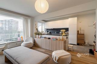 <p><span>Het pand is gelegen in de gegeerde Pulhofwijk, een strategische en uitstekend bereikbare locatie voor wie rustig wil wonen, maar toch vlot wil verbonden blijven met de stad. Het station van Mortsel bevindt zich op wandelafstand en ook bus- en tramverbindingen zijn ruim vertegenwoordigd in de nabije omgeving. Daarnaast zijn er verschillende velo-stations in de buurt en bereik je met de wagen de snelweg in slechts enkele minuten.</span></p><p><span> </span></p><p><span>Het appartement bevindt zich op de vijfde verdieping van een verzorgd gebouw, waarvan het dak geïsoleerd is conform de norm 2020. De vaste kosten bedragen € 227/maand en omvatten verwarming op gas, warm/koud water, blokpolis, minuterie en lift— een duidelijk en overzichtelijk geheel. In 2021 werd het appartement volledig gerenoveerd en sindsdien werd het met zorg onderhouden. De elektriciteit is conform, waardoor je hier zonder bijkomende werken of zorgen je intrek kan nemen.</span></p><p><span> </span></p><p><span>Je betreedt het appartement via de ruime leefruimte met open keuken (ca. 36 m²). Dankzij de grote raampartij geniet deze ruimte van een overvloed aan natuurlijk licht. De keuken is volledig uitgerust met hedendaags comfort en vormt een mooi geheel met de woonruimte. Vanuit de keuken heb je toegang tot het oost-georiënteerde terras van maar liefst 18 m². De twee slaapkamers zijn respectievelijk 11 m² en 14 m² groot en bieden voldoende ruimte voor comfortabel wonen. De badkamer (5 m²) is ingericht met een lavabomeubel en inloopdouche en beschikt bovendien over aansluitingen voor een was- en droogmachine. Het toilet is apart voorzien.</span></p><p><span> </span></p><p><span>Tot slot hoort er bij het appartement nog een privatieve kelderberging.</span></p><p><span> </span></p><p><span>Ben je op zoek naar een appartement waarin je zonder zorgen je intrek kan nemen? Mis deze kans niet! Bewoonbare opp. 83 m² ref.: bruto vloeropp. EPC. Voor meer info of een gratis schatting surf naar www.hansimmo.be</span></p><p><span> </span></p>