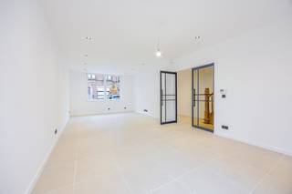 Vlakbij het PERRETJE vinden we deze TOTAAL GERENOVEERDE gezinswoning terug bestaande uit: ruime inkomhal met gastentoilet, lichtrijke leefruimte...