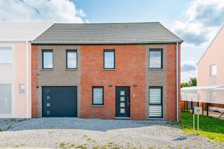 Op zoek naar een recente woning met alle moderne comfort, volledig bemeubeld en ideaal gelegen? Dan is deze woning iets voor u.Deze halfopen...