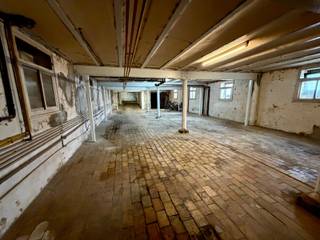 Magazijn/ 4 staanplaatsen te koop van 132m² (17m op 7,8m) * automatische poort (1,8m hoog - 2,2m breed) * grens Moorslede - Zonnebeke * elektriciteit...