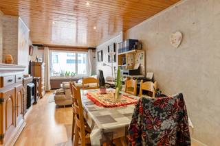 <p>Deze woning aan de Boterlaarbaan, te Deurne Zuid, zoekt iemand met ideeën.<br />Iemand die niet schrikt van een renovatie en vooral ziet wat het<strong> </strong>kan worden.<br />We beginnen meteen met een praktische troef: <strong>een eigen oprit</strong>.<br />Gaan we via de inkomhal naar binnen, is er vooraan de zithoek, iets verder de eetplaats en aansluitend de open keuken.<br />Nog wat verder naar achter ligt een veranda. Een extra ruimte die de verbinding maakt met de tuin.<br />Aansluitend bevindt zich een eerste badkamer met douche, toilet en lavabo.</p>
<p>En dan gaan de deuren naar buiten. Hier wacht een tuin van circa <strong>80 m²</strong>.<br />Groot genoeg voor een terras, wat groen, een barbecue en misschien zelfs die moestuin waarvan je elk voorjaar zegt dat je eraan gaat beginnen.<br />Terug naar binnen en de trap op.<br />Op de eerste verdieping bevinden zich drie slaapkamers en een tweede badkamer.<br />Daarnaast beschikt de woning over een handige kelder. Want zelfs tijdens een renovatie blijft één waarheid overeind: bergruimte heb je nooit genoeg.<br /><br />Je woont in <strong>Deurne-Zuid</strong>, met winkels, scholen en openbaar vervoer in de buurt.<br />En wie tijdens het verbouwen af en toe nood heeft aan iets anders dan stof, verfpotten en discussies over welke tegel het nu uiteindelijk moet worden... Die trekt gewoon richting <strong>Rivierenhof</strong>. Een wandeling, een rondje lopen, wat groen of gewoon even het hoofd leegmaken: één van de mooiste parken van Antwerpen ligt hier niet ver vandaan.</p>
<p>En technisch?<br />De woning heeft een EPC-label E en valt daardoor onder de <strong>renovatieverplichting</strong>. Ook de elektrische installatie is momenteel niet conform.<br />Precies daarom zoeken we hier geen koper die alles kant-en-klaar verwacht, maar iemand die kansen ziet.<br />Iemand die zin heeft om plannen te tekenen, keuzes te maken, af en toe van gedacht te veranderen en uiteindelijk te kunnen zeggen:<br />“Kijk. Dit hebben wij ervan gemaakt.”</p>
<p>- Veel potentieel<br />- Eigen oprit<br />- Tuin<br />- 3 slaapkamers<br />- 2 badkamers<br />- Handige kelderruimte</p>