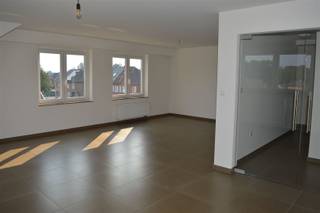 <p><span><strong>Vraag een bezoek aan via info@optimusvastgoed.be!</strong></span><br /><span><strong>TE HUUR: Ruim appartement met 3 slaapkamers te Munsterbilzen!</strong></span><br /><span>Dit appartement is gelegen op de 2de verdieping van een kleinschalig appartementsgebouw. Het is gelegen vlakbij het centrum van Munsterbilzen met alle nodige faciliteiten voor uw dagelijkse boodschappen. Het gezellige centrum van Bilzen is op 10 min rijden. Het appartement beschikt over een ruime woonkamer met veel lichtinval, ruime ingerichte keuken, badkamer met douche, apart toilet, berging en 3 slaapkamers. </span><br /><span>Het appartement beschikt tevens over een afsluitbare garage en een kelderberging.</span><br /><span><strong>Ligging:</strong></span><br /><span>De Zutendaalweg bevindt zich op 10 minuten afstand van het “Munterbos”, een natuurgebied waar het zowel voor jong als oud aangenaam vertoeven is. Het openbaar vervoer is vlot bereikbaar. Voor uw dagelijkse boodschappen kan u terecht in het centrum van Munsterbilzen, wat zich op enkele minuten afstand bevindt. Het gezellige centrum van Bilzen bevindt zich op 10 min rijden.</span><br /><span><strong>Indeling:</strong></span><br /><span>- Verdieping: inkomhal, apart toilet, ruime woonkamer, volledig ingebouwde keuken, berging, slaapkamer 1, slaapkamer 2, slaapkamer 3.</span><br /><span>- Kelder: privatieve kelderberging + afsluitbare garage.</span><br /><span><strong>Troeven:</strong></span><br /><span>- Gunstige ligging!</span><br /><span>- 3 slaapkamers!</span><br /><span>- Garage!</span><br /><span><strong>EPC: B met certificaatnummer 20240320-0003183256-RES-1.</strong></span><br /><span><strong>Vaste kosten: € 25 per maand zonder jaarlijkse afrekening.</strong></span><br /><span><strong>BESCHIKBAAR vanaf 01.12.2026.</strong></span></p>