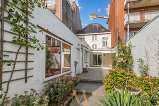 Ontdek deze bijzonder royale woning met handelsruimte, ideaal gelegen in het centrum van Sint-Eloois-Vijve, op wandelafstand van winkels, scholen en met vlotte verbinding naar de belangrijkste invalswegen.<br /><br />Dit pand combineert wonen en werken onder één dak en biedt een zee aan ruimte, perfect voor grote gezinnen die op zoek zijn naar comfort, vrijheid en talloze indelingsmogelijkheden.<br /><br />Op het gelijkvloers vind je de handelsruimte met aansluitende bergruimte, een inkomhal met apart toilet, een inpandige garage en een praktische kelder. De open keuken sluit naadloos aan op de lichtrijke leef- en eetruimte met zicht op de veranda en de zonnige tuin, een ideale plek waar het hele gezin kan genieten van rust en gezelligheid.<br /><br />De eerste verdieping telt drie ruime slaapkamers, twee badkamers en een apart toilet. De tweede verdieping biedt nog eens drie royale zolderruimtes, die moeiteloos kunnen worden omgevormd tot extra slaapkamers, een speelkamer, hobbyruimte of bureel plaats genoeg voor elk gezinslid.<br /><br />Achteraan het perceel is er bovendien de mogelijkheid om een extra garagebox met sectionale poort aan te kopen voor €30.000.<br /><br />✨ Troeven
<ul>
<li>Zeer centrale ligging met uitstekende zichtbaarheid, ideaal voor handel, vrij beroep of horeca</li>
<li>Zeer ruime woning met maar liefst zes potentiële slaapkamers</li>
<li>Perfect voor grote gezinnen of wie extra ruimte zoekt voor werk of hobby</li>
<li>Inpandige garage + mogelijkheid tot aankoop extra garagebox (€30.000)</li>
</ul>
<br />📞 Interesse of een bezoek plannen?<br />Contacteer ons via 0498 44 78 00 of mail naar info@maximevanneste.be