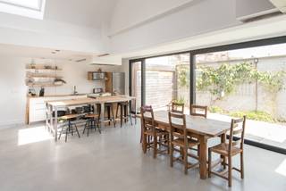 Welkom bij dit prachtige en gemeubeld loftappartement in een rijwoning. Met een ruimte van 269m² biedt deze woning een luxueus en comfortabel wonen aan. Het duplexappartement is ontworpen om optimaal te profiteren van natuurlijk licht, dankzij de grote ramen die overvloedig zonlicht binnenlaten en een gevoel van openheid creëren.<br />Bij het betreden van de woning word je verwelkomd in een ruime woonkamer, perfect voor ontspanning en gezellig samenzijn. De gaskachel zorgt voor een warme en gezellige sfeer, terwijl de volledig geïnstalleerde keuken een paradijs is voor culinaire liefhebbers. Met hoogwaardige apparatuur en voldoende opbergruimte is het een plek waar je heerlijke maaltijden kunt bereiden en gasten kunt ontvangen.<br />Een van de hoogtepunten van dit loftappartement is de grote slaapkamer op het gelijkvloers, compleet met een eigen badkamer voorzien van een moderne inloopdouche. Deze privéruimte biedt rust en comfort, ideaal voor een goede nachtrust.<br />Op de bovenverdieping, die via twee verschillende trappen bereikbaar is, vind je een tweede ruime slaapkamer en een extra badkamer met een ontspannend ligbad. Of je nu gasten ontvangt of extra ruimte nodig hebt voor jezelf, deze bovenverdieping biedt voldoende flexibiliteit.<br />De voormalige garage is slim omgebouwd tot een multifunctionele ruimte met praktische bergkasten en voldoende plaats voor fietsen en andere benodigdheden. Daarnaast is er ook aansluiting voor een wasmachine en droogkast aanwezig, waardoor het huishouden een fluitje van een cent wordt.<br />Als kers op de taart beschikt dit loftappartement over een ruime en zonnige stadstuin, waar je kunt genieten van frisse lucht en buitenactiviteiten. Of je nu wilt ontspannen met een goed boek, tuinieren of gezellig samenzijn met vrienden en familie, deze buitenruimte biedt talloze mogelijkheden.<br />Dit prachtig pand komt vrij op 01/04/2026. De huurprijs bedraagt 1250 euro. Als je op zoek bent naar ruim en comfortabel wonen, dan zal dit loftappartement je zeker charmeren. Aarzel niet en neem vandaag nog contact met ons op om een bezichtiging te plannen.