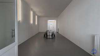 <p><span>Informations sur ce local commercial </span></p><p><span>Situé au cœur d'Anvers, entre l'Eilandje, le quartier de l'Académie et le centre-ville historique, cet espace d'environ 65 m² a été récemment rénové et bénéficie de finitions soignées. Il est possible d'agrandir la surface d'environ 20 m². L'espace se distingue immédiatement par son style épuré et minimaliste ainsi que par sa grande vitrine, qui lui confère une excellente visibilité et un caractère ouvert et accueillant. Le sol en époxy gris béton, les hauts plafonds, l’éclairage mural subtil et la lumière naturelle abondante créent une atmosphère sereine et professionnelle. À l’arrière, une grande verrière apporte un supplément de lumière naturelle. De plus, l’espace dispose d’armoires sur mesure intégrées, d’un lavabo discrètement dissimulé et de toilettes séparées, ce qui rend l’ensemble à la fois élégant et pratique. Grâce à son agencement flexible, cet espace se prête parfaitement à diverses utilisations professionnelles, telles qu’un showroom, une galerie, un bureau, un studio ou un local commercial. Une opportunité unique pour ceux qui recherchent un lieu de caractère et prêt à l’emploi au centre d’Anvers.</span></p><p><span> </span></p><p><span>Agencement</span></p><ul><li><span>Local commercial d’environ 65 m². </span></li><li><span>Toilettes séparées. </span></li><li><span>Éclairage domotique installé.</span></li></ul><p><span> </span></p><p><span>'s supplémentaires</span></p><ul><li><span>Utilisations possibles : galerie, salle d'exposition, bureau, etc.</span></li><li><span>Chauffage par radiateurs.</span></li></ul><p><span> </span></p><p><span>Informations générales</span></p><ul><li><span>Loyer pour 65 m² la 1re année : 1 495 par mois, hors charges</span></li><li><span>Loyer pour 65 m² la 2e année : 1 795 par mois, hors charges</span></li><li><span>Loyer pour 65 m² la 3e année : 1 995 par mois, hors charges</span></li><li><span>Loyer option +20 m² : 500 par mois, hors charges </span></li><li><span>Disponible : immédiatement.</span></li></ul><p><span> </span></p><ul><li><span>Taxe foncière à la charge du locataire : 660 EUR/an.</span></li><li><span>Charges : 175 EUR/mois (taxe foncière, Internet, syndic, provision pour la consommation d'eau.) </span></li><li><span>Caution : 6 mois.</span></li><li><span>Établissement de l'état des lieux : 460 EUR à la charge du locataire. </span></li><li><span>Commission : 15 % du loyer annuel, payable en une seule fois par le locataire.</span></li></ul><p><span> </span></p><p><span>Immeuble</span></p><ul><li><span>Immeuble commercial élégant situé dans un emplacement bien visible sur la Paardenmarkt à Anvers.</span><span> </span></li></ul><p><span> </span></p><p><span>Situation</span></p><ul><li><span>Situé sur la Paardenmarkt, récemment réaménagée.</span></li><li><span>À proximité de nombreux commerces, établissements de restauration et lieux culturels.</span></li><li><span>MOBISCORE : 9,6/10 !</span></li></ul><p><span> </span></p><p><span>Les informations contenues dans cette brochure sont fournies à titre indicatif : il appartient aux locataires potentiels de se charger eux-mêmes de l'obtention, de la vérification et de l'interprétation de ces informations.</span></p><p><span> </span></p>