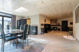 Te renoveren villa met kantoorruimte en magazijn op 2050 m² grond Welkom in deze originele op te frissen woning in het landelijke Duffel aan de grens...