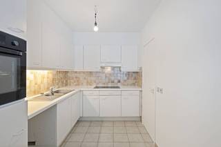 Ce spacieux appartement économe en énergie de 2 chambres est situé au deuxième étage de la résidence « De Post » au cœur du centre-ville de Knokke. L'emplacement au-delà des feux de signalisation sur la Lippenslaan garantit un confort accru et un accès facile, la plage étant accessible à pied.L'appartement a déjà bénéficié des innovations techniques les plus importantes, avec le renouvellement des chaudières et l'installation de nouveaux vitrages à haut rendement partout. Cela en fait une opportunité très intéressante dans l'offre immobilière de la côte.Disposition : - hall d'entrée avec toilettes invités - débarras avec buanderie et raccordement à la machine- cuisine installée- un espace de vie spacieux et lumineux - salle de bain avec baignoire et lavabo- salle de douche- chambre 1- chambre 2 avec accès à la terrasse et rangementL'emplacement de cet appartement à vendre à Knokke est vraiment optimal. Toutes les commodités, telles que des magasins de qualité, des boulangeries et des boutiques, se trouvent à proximité immédiate. Grâce à l'ascenseur du bâtiment et à la présence d'une cave privée et d'un local à vélos, vous pourrez profiter de toutes les commodités pratiques. Ce bâtiment de Knokke est la solution idéale pour ceux qui recherchent de l'espace, une bonne structure et un emplacement central pour des achats stratégiques.Vous recherchez un bien immobilier à Knokke-Heist ? Contactez le responsable de fichiers Arne Reubens au +32 472 186 304 ou à arne.reubens@dewaele.com