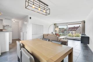 Op zoek naar een energiezuinig appartement met een uitstekende ligging in Waregem? Dan is dit instapklare appartement met EPC-label A zeker een bezoek waard!<br /><br />Dankzij de uiterst strategische ligging geniet u hier van een uitstekende bereikbaarheid. Het centrum van Waregem, winkels, horeca, recreatiemogelijkheden, openbaar vervoer en belangrijke verbindingswegen bevinden zich allemaal binnen handbereik.<br /><br />Het appartement bevindt zich op de tweede verdieping van de residentie en is zowel via de lift als de traphal bereikbaar.<br /><br />Vanuit de inkomhal komen we in de keuken met praktische was- en voorraadberging. Aansluitend vinden we de ruime en lichtrijke leefruimte, waar de grote raampartijen zorgen voor een aangenaam lichtinval. Dankzij de twee terrassen geniet u hier bovendien van een extra buitenruimte en kan u op elk moment van de dag heerlijk vertoeven.<br /><br />Via de nachthal bereiken we het slaapgedeelte van het appartement. Hier bevinden zich twee slaapkamers, beide voorzien van handige inbouwkasten. Verder vinden we er de badkamer met inloopdouche en lavabo, evenals een afzonderlijk toilet.<br /><br />Een extra troef is de privatieve autostaanplaats, die samen met het appartement wordt aangekocht voor €10.000.<br /><br />Plan vandaag nog uw bezoek en laat u verrassen door dit volledig instapklare appartement!<br /><br />UC: 20260321-0003827757-RES-1 - EPC:87 KWh<br />Ref: RVP/26029/KC
