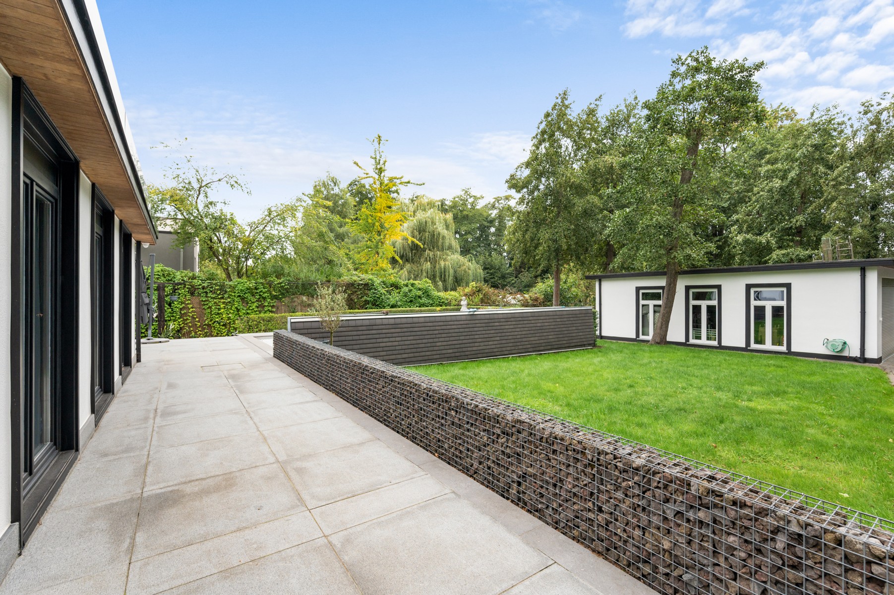 Lichtrijke laagbouwwoning met zwembad en werkplaats - foto 5