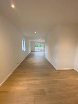 Ligging:<br />Het appartement is gelegen te Mol Sluis.<br />Nabij het centrum van Mol waardoor alle faciliteiten (winkels, openbaar vervoer en scholen) zich op korte afstand bevinden.<br /><br />Beschrijving:<br />Gelijkvloers:<br />•Carport met berging<br /><br />Eerste verdieping:<br />•Inkomhal <br />•Toilet met handenwasser <br />•Woonkamer<br />•Volledig ingerichte, open keuken<br />•Berging<br />•Terras<br /><br />Tweede verdieping:<br />•Trap naar verdieping<br />•2 slaapkamers<br />•Een geïnstalleerde badkamer met toilet en aansluiting wasmachine<br /><br />Extra:<br />- Beschikbaar vanaf 01/02/2027<br />- Huurprijs 790 euro/maand + 50 euro/maand gemeenschappelijke kosten<br />- Voor de verwarmingskosten wordt er een forfaitair bedrag gevraagd van 60 euro per maand<br /><br />- Er is vloerverwarming (incl. vloerkoeling) aanwezig<br />- Het appartement is voorzien van een ventilatiesysteem D<br />- Het appartement heeft eigen zonnepanelen<br /><br />Uitsluitend via onze website www.vastengoed.be kan u een bezichtiging inplannen op de vooropgestelde bezoekmomenten. Voor andere vragen kan u het kantoor bereiken op het nummer 014/72.73.74.