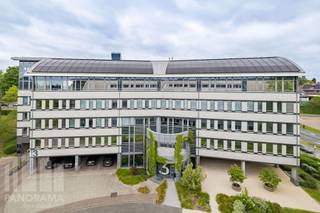 <strong>Kantoor</strong> van 206 m² te huur. Strategisch gelegen op slechts 2 minuten van de R0 (op- en afrit Jette) en geniet van een vlotte verbinding met de E40. Ook met het openbaar vervoer is de site uitstekend bereikbaar.<br /><br />De kantoren maken deel uit van het hoogkwalitatieve "<strong>Greenland Office Park</strong>", waar diverse faciliteiten aanwezig zijn, waaronder een restaurant, parking, douches, fietsenstalling en elektrische laadpunten.<br /><br /><strong>Andere oppervlaktes zijn beschikbaar</strong>, alsook mogelijkheid om de gehuurde oppervlakte aan te passen naar uw wensen.<strong> Beschikbaar vanaf Q1 2026.</strong><br /><br />Contacteer <strong>PANORAMA B2B</strong> voor bijkomende inlichtingen, plannen of een plaatsbezoek <strong>0477 09 00 09</strong>