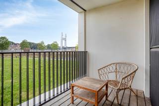 <p><span>Gelegen in de nieuwe stadswijk ‘KanaalPark’, in de groene stad aan het water Vilvoorde en vlakbij het centrum van Brussel, zijn wij verheugd dit verrassend ruime appartement met terras te koop aan te bieden. Dankzij de uitstekende bereikbaarheid en de vlotte verbinding met de belangrijkste invalswegen geniet u hier van een unieke combinatie van rust, groen en stedelijke dynamiek. </span></p><p><span>Dit energiezuinige appartement bevindt zich op het gelijkvloers van de gloednieuwe residentie Nobel 1, die in 2023 werd gerealiseerd door de gerenommeerde projectontwikkelaar Virix en ontworpen door architecten Styfhals. </span></p><p><span>Met een bewoonbare oppervlakte van maar liefst 113 m² beschikt het appartement over een inkomhal met vestiaire, een gastentoilet, een volledig uitgeruste badkamer en een ruime leefruimte met een maximale lichtinval en directe toegang tot het terras met uitzicht over het Zeekanaal. Verder is er een volledig ingerichte keuken met aansluitend een praktische berging en zijn er twee volwaardige slaapkamers aanwezig.</span></p><p><span>Toekomstige bewoners kunnen bovendien genieten van een privatieve binnentuin en het 3-Fonteinenpark aan de overzijde van het kanaal. </span></p><p><span>Kortom, een ware opportuniteit voor wie energiezuinig, ruim, tijdloos en luxueus wenst te wonen op een toplocatie nabij Brussel. Kom zeker eens een kijkje nemen, u bent van harte welkom!</span></p><p><span>Alle appartementen zijn volledig afgewerkt, inclusief vloerverwarming, een volledig ingerichte keuken, sanitaire toestellen, parketvloeren, wandbetegeling en binnendeuren. Een parkeerplaats in de ondergrondse parkeergarage is optioneel aan te kopen voor €26.750 excl. btw. Er zijn zowel ondergrondse als bovengrondse fietsenstallingen voorzien, evenals praktische fietskluizen. Tevens uitermate geschikt als waardevaste vastgoedinvestering met opwaarts potentieel. Voor snelle beslissers!</span></p><p><span> </span></p>