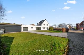 Deze volledig vernieuwde woning combineert hedendaags comfort met een vlotte bereikbaarheid en vormt zo de ideale thuisbasis voor wie stijlvol...