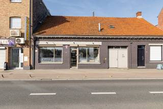 <p></p>
<p>Bent u op zoek naar een horecazaak/frituur met berging en eigen woongedeelte? Wij heten u hartelijk welkom bij Leopoldstraat 22 te Merksplas. Een bedrijfswoning in de dorpskern van Merksplas met een frituur en berging. De woning heeft een woonoppervlakte van 136m2, het horecagedeelte een oppervlakte van 171m2 en staat op een perceel van 470m2.</p>
<p>HORECAGEDEELTE/FRITUUR</p>
<p>Het horecagedeelte is op dit moment voorzien van een tegelvloer, een vitrine, een frituur, een zitgedeelte en een toiletgedeelte voor de klanten. Ook is er een berging, een voorraadkamer en een koelcel aanwezig, welke via de garagedeur van de weg toegankelijk zijn. Bij de toiletruimte is de tuin/buitenruimte van de woning toegankelijk.</p>
<p>Via de bijkeuken met apparatuur heeft u toegang tot de kelder en de trapopgang naar de 1<sup>e</sup> verdieping boven de frituur.</p>
<p></p>
<p>WONING</p>
<p>Middels de keuken van het horecagedeelte bereikt u de entree van de woning. Welke gelijk toegang bied aan een toilet, washok en de open keuken. De landelijke open keuken is voorzien van veel werkbladoppervlakte en heeft diverse kastruimte en lades. De keuken is voorzien van een 5 pits-inductie kookplaat, een dubbele oven, een afzuigkap, een koelkast met vriezer en een vaatwasser. Door de U-opstelling heeft u meteen contact met u gasten of gezinsleden tijdens het koken.</p>
<p>Net als de keuken is de eetkamer en het zitgedeelte voorzien van een onderhoudsvriendelijke tegelvloer. Door de vele raampartijen heeft veel daglichttoetreding, via de schuifpui heeft u direct toegang tot de afgesloten veranda.</p>
<p>Middels de trapopgang in de woonkamer bereikt u de overloop, de slaapkamer, toiletruimte en de badkamer op de eerste verdieping.</p>
<p>VERDIEPING</p>
<p>Slaapkamer 1 gelegen aan de achterzijde van de woning en is voorzien een tegelvloer, inbouwkasten en een dakraam.</p>
<p>De volledig betegelde badkamer is voorzien van een dubbele wastafel met meubel, inloopdouche, handdoekradiator en inbouwkasten. Op deze verdieping is een separaat toilet aanwezig.</p>
<p>TUIN & AANHORIGHEDEN</p>
<p>De op het zuidwesten gesitueerde achtertuin is voorzien van een terras met overkapping, gazon, een (oude patatten)berging en een garage. Via de tuin heeft u toegang tot het horecagedeelte.</p>
<p>BIJZONDERHEDEN</p>
<ul>
<li>Bouwperiode handelshuis van 1875 tot 1899;</li>
<li>Energielabel D, geldig tot 12-07-2036;</li>
</ul>
<p>- Elektrische installatie: wordt gekeurd;</p>
<ul>
<li>Asbestattest aanwezig;</li>
<li>Woonoppervlak:136 m2:</li>
<li>Bruto inhoud: 476 m3;</li>
<li>Handelspand oppervlak: 171 m2;</li>
<li>Bruto inhoud: 668 m3;</li>
<li>Perceeloppervlak: 470m2;</li>
<li>NEN 2580 meetrapport beschikbaar;</li>
<li>Kunststof kozijnen met dubbel glas;</li>
<li>Cv-ketel;</li>
<li>Gelegen aan doorgaande weg;</li>
<li>Nabij alle voorzieningen én op korte afstand van de natuur.</li>
</ul>
<p>INFORMATIEPLICHT</p>
<p>- Geacht vergund;</p>
<p>- Geen gerechtelijke herstelmaatregel of bestuurlijke maatregel opgelegd;</p>
<p>- Bestemming: woongebied;</p>
<p>- Geen voorkooprecht;</p>
<p>- Overstromingsgevoeligheid score Perceel D, gebouwen B;</p>
<p>- Geen beschermd erfgoed.</p>
<p>Van Baarle Makelaardij heeft alle informatie in deze advertentie met de grootst mogelijke zorgvuldigheid samengesteld. Ondanks de betrachte zorgvuldigheid kan de gepubliceerde informatie onvolledig of onjuist zijn. Van Baarle Makelaardij aanvaard geen enkele aansprakelijkheid voor enige onvolledigheid, onjuistheid of anderszins dan wel gevolgen daarvan. U kunt ons uiteraard helpen de informatie correct te houden. Onjuistheden of tips kunt u telefonisch of per e-mail aan ons doorgeven.<br /><br />De volledige omschrijving kunt u vinden op onze website: https://www.vanbaarlemakelaardij.com/</p>
<p></p>