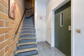 <span><span>Een kleine residentie met 3 appartementen, voorzien van gemeenschappelijke fietsberging en lift. Met een woonoppervlakte van 106 m² op de 1° verdieping, een royale leefkeuken, 3 slaapkamers en een energielabel C; voel je je hier binnen een mum van tijd thuis. Beloofd !<br /><br />Kom binnen. Startend in het leefgedeelte waar het natuurlijk daglicht je direct tegemoet komt. De grote raampartijen zorgen niet alleen voor licht en een ruimtelijk gevoel, maar geven je ook nog een vrij uitzicht. Ondanks het grote woonoppervlakte voelt de ruimte toch lekker knus aan. Een fijne zithoek, eethoek én een aangename leefkeuken. Vanuit de living stap je het terras op. Een heerlijke plek waar je vanaf de middag tot in de late uurtjes geniet van de zon. Drie slaapkamers via de gang te bereiken, 2 wc's, inpandige berging en een badkamer met ligbad.<br /><br /><u>Enkele troeven</u>:<br /><strong>·</strong> Rustig gelegen op 1.900 meter van het strand. Slechts 2.200 meter van het stadscentrum;<br /><strong>·</strong> <strong>Laag EPC Label C ! </strong>(geen renovatieverplichting);<br /><strong>· Asbestveilig</strong>;<br /><strong>·</strong> Uitermate geschikt als gezinswoning of als opbrengsteigendom (onmiddellijk rendement);<br /><strong>·</strong> Lift en gemeenschappelijke fietsberging;<br /><strong>·</strong> Gratis voldoende parkeerplaats in de omgeving;<br /><strong>· Beste prijs/kwaliteit verhouding;</strong><br /><strong>·</strong> Kraaknet &amp; instapklaar.<br /><br />Wil jij wonen in dit heerlijke 3 slaapkamer appartement gelegen te Oostende ? Bel naar ons kantoor op het nummer 051 50 11 51 of per email via diksmuide@diksimmo.be.</span></span>