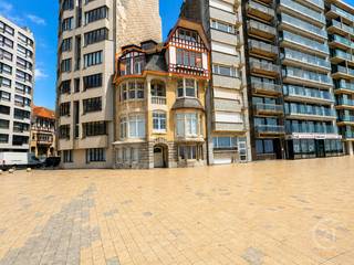 Ontdek dit karaktervolle appartement op een toplocatie aan de zeedijk van Westende, gelegen in een prachtig geklasseerd gebouw vol authenticiteit...