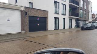 Autostaanplaats met ruime berging.Centraal gelegen (omgeving Delhaize).
Ondergronds op niveau -2 , voetgangerslift aanwezig.
Berging heeft verlichting en elektriciteit met individuele teller.
Uitstekend beveiligd met automatische inrijpoort met afstandsbediening.
Eventueel ook te huur.
Tel 0475 86 71 68