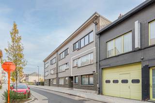 Je ontdekt hier een charmant en lichtrijk appartement op de eerste verdieping van een kleinschalig gebouw, ideaal voor wie comfortabel wil wonen...