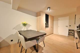 <p><span>Vous recherchez un appartement , élégant, calme et économe en énergie, bénéficiant d'un emplacement de choix ? Ce magnifique appartement d'une chambre, entièrement rénové, situé au cœur de Keerbergen, allie confort, intimité et excellente accessibilité.</span></p><p><span>Situé au premier étage d’un petit immeuble, accessible par ascenseur et donnant sur l’arrière calme du bâtiment, vous y profiterez d’un cadre de vie agréable. Les commerces, les écoles et les transports en commun sont accessibles à pied. De plus, il y a suffisamment de places de stationnement dans la rue et aux alentours immédiats. Une place de parking peut également être louée en option.</span></p><p><span>L'appartement est entièrement prêt à emménager et a été rénové avec style et dans le respect de la qualité. Son aspect moderne est rehaussé par la cuisine, la salle de bains et les toilettes rénovées, ainsi que par un beau parquet dans le salon.</span></p><p><span>L'agencement est particulièrement pratique. Vous entrez dans un hall d'entrée soigné, doté d'un vestiaire et d'un coin bureau pratique. Le salon convivial s'ouvre directement sur la cuisine ouverte moderne , créant ainsi un agréable espace de vie ouvert.</span></p><p><span>La chambre dispose d’une salle de bains attenante équipée d’une luxueuse douche à l’italienne. On trouve également des toilettes séparées et une buanderie pratique.</span></p><p><span>Sur le plan énergétique également, cet appartement obtient d’excellents résultats. Grâce à la pompe à chaleur équipée d’une unité de climatisation dans le salon et dans la chambre , le logement bénéficie d’un label EPC de classe B et d’un climat intérieur agréable tout au long de l’année. L’installation électrique a été contrôlée et jugée conforme.</span></p><p><span>Il n'y a pas de terrasse, mais l'emplacement calme, l'excellent confort et la situation centrale font de cet appartement un logement particulièrement attrayant pour les jeunes ménages, les célibataires, les couples ou les investisseurs. De plus, les charges communes sont faibles, ce qui rend ce bien encore plus intéressant.</span></p><p><span>Un petit bijou prêt à emménager, bénéficiant d'un emplacement de choix à Keerbergen. Venez découvrir par vous-même le charme et le confort de cet appartement !</span></p><p><span>Prenez rendez-vous dès aujourd’hui via Dupont Vastgoed : 015 15 15 15.</span></p><p><span> </span></p>