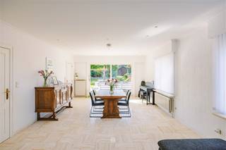 ZOTTEGEM – Bent u op zoek naar een instapklare woning met 5 slaapkamers?Dan is dit pand misschien wel iets voor u! De belangrijkste kenmerken in een...