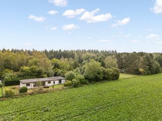 Met plezier stellen we u dit uniek perceel in de Kartuizersstraat in Blanden (Oud-Heverlee) voor, ideaal voor wie droomt van rust, privacy en wonen midden in het groen. Het perceel heeft een oppervlakte van 11 are en biedt weidse zichten die doen dromen. Dankzij de lange, statige oprijlaan ligt de woning ver verwijderd van de straat, volledig omgeven door bos en weides. Als laatste residentiële woning in een doodlopende straat geniet u hier van ultieme rust en een uitzonderlijk gevoel van privacy, in uw eigen stukje prachtige natuur. Momenteel bevindt zich op het perceel een bestaande constructie, die kan worden afgebroken of verbouwd tot een villa. Twee bouwlagen zijn mogelijk en heropbouw kan tot een volume van 1.000 m³. De zuidwestelijke oriëntatie is bovendien ideaal voor een zonnige tuin en aangename buitenbeleving. Voor verdere informatie, plannen of bouwmogelijkheden, neem gerust contact op met ons kantoor. Een echte aanrader! Bij verdere interesse of vragen, contacteer ons via 016 22 82 22 II info@homies. HOMIÉS, an eye for immo!