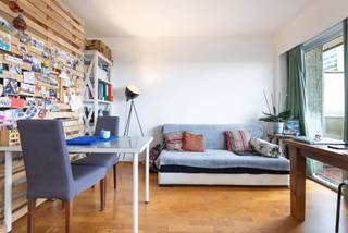 SCHAERBEEK, limite BRUXELLES CENTRE, à proximité de la place Rogier et des transports en commun, très agréable studio de ± 38m² habitables situé au 2e étage d'un immeuble construit en 1973. Il comprend séjour, terrasse de ± 7m², cuisine semi équipée, salle de bains, WC et cave (C357). Actuellement loué 600€/mois - Bail 9 ans du 1/01/2023. Provision pour charges : ± 150€/mois (eau chaude/froide, chauffage, communs). PEB: C+. Mesures données à titre indicatif.