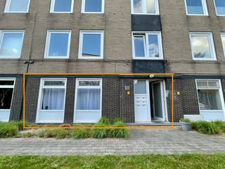 2-slaapkamer appartement met vloerverwarming in Wondelgem
Instapklaar gelijkvloers appartement met 2 slaapkamers en vloerverwarming in Wondelgem
Op zoek naar een comfortabel en energiezuinig appartement op een rustige ligging? Dit gezellig gelijkvloers appartement in Wondelgem - met een bewoonbare netto oppervlakte van 76 m²- werd volledig gerenoveerd in 2026 en combineert modern wooncomfort met een uitstekende bereikbaarheid.
Gelegen in een verzorgde mede-eigendom met 18 appartementen (bouwjaar 1968), bevindt het appartement zich in een rustige doodlopende straatje (square), vlakbij openbaar vervoer, winkels en belangrijke invalswegen.
Indeling
• Inkomhal en nachthal
• Lichtrijke woonkamer van 26 m²
• Volledig ingerichte keuken met elektrisch fornuis, vaatwasser en dampkap
• 2 slaapkamers van 14 m² en 9,6 m²
• Eén slaapkamer geeft via een vensterdeur toegang tot een klein terrasje en de parking
• Nieuwe badkamer met moderne douche, lavabo, toilet en spiegelkast
• Praktische berging met aansluiting voor wasmachine en droogkast
Troeven
✔ Volledig gerenoveerd in 2026. EPC B
✔ Nieuwe vloerverwarming met polybeton als vloer (en 30 cm vloerisolatie), verwarmd met gascondensatieketel van Vaillant
✔ Gemeenschappelijke kosten van 120 €/m want geen lift en geen gemeenschappelijke verwarming
✔ Elektrische installatie conform gekeurd voor 25 jaar
✔ Rustige ligging in doodlopende straatje
✔ Vlotte verbinding naar Gent centrum via tram (halte op 550m) en R4. Station Wondelgem op 1,1 km of 4 min met fiets. Mobiscore: 8,7 op 10.
✔ Nabij Lidl, Colruyt en Delhaize Wondelgem. Basic-Fit op 900m of 3 min met fiets.
✔ Speeltuin Ter Durmenpark op 1,3 km
✔ Goedkope elektrische laadpalen van EnergyVision op 550 m en Dats 24 bij Colruyt
Extra
Mogelijkheid tot aankoop van een garagebox: € 28.000
Kadastraal inkomen (KI) : 671 €, Onroerende voorheffing : 799 € in 2025
Geen interesse in samenwerking met vastgoedmakelaars. Vastgoedmakelaars gelieve ons niet te contacteren.