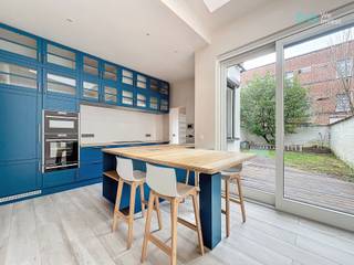Tel: +32 456 12 69 85 / E-mail: clara.ja@weinvest.beGerenoveerd, ruim en licht huis te huur – 4/5 slaapkamers, 230 m², ideale ligging in Elsene.We...