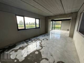 Op een strategisch gelegen bedrijfssite aan de Gentseweg (N43) te Waregem, een belangrijke commerciële verbindingsweg met een uitstekende zichtbaarheid, worden 6 moderne nieuwbouw KMO-units gerealiseerd.<br /><br />De unit beschikt over opslag-/bedrijfsruimte met oppervlakte van +/- 450 m², telkens in combinatie met een inpandig kantoor/showroom van +/- 180 m² met glaspartij.<br />De units zijn ontworpen voor ondernemers die op zoek zijn naar een kwalitatieve en goed bereikbare bedrijfsruimte, waarbij magazijn-/atelier-/opslagruimte wordt gecombineerd met een praktisch inpandig kantoor of showroom en afzonderlijk toilet. Dankzij deze combinatie zijn de units geschikt voor diverse professionele activiteiten.<br /><br />De site geniet een commerciële ligging aan de Gentseweg, met een goede zichtbaarheid en een vlotte verbinding naar het centrum van Waregem en de omliggende gemeenten. Bovendien bevindt het project zich nabij de E17, met op- en afrit Waregem, wat zorgt voor een uitstekende bereikbaarheid richting Gent, Kortrijk.<br /><br />Contacteer PANORAMA B2B voor bijkomende technische inlichtingen, plannen of een vrijblijvend plaatsbezoek op het nummer 0460 97 66 66.