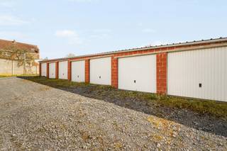 Bent u op zoek naar veilige en praktische opslagruimte of een betrouwbare parkeeroplossing? Deze set van 6 afgesloten garages biedt de...