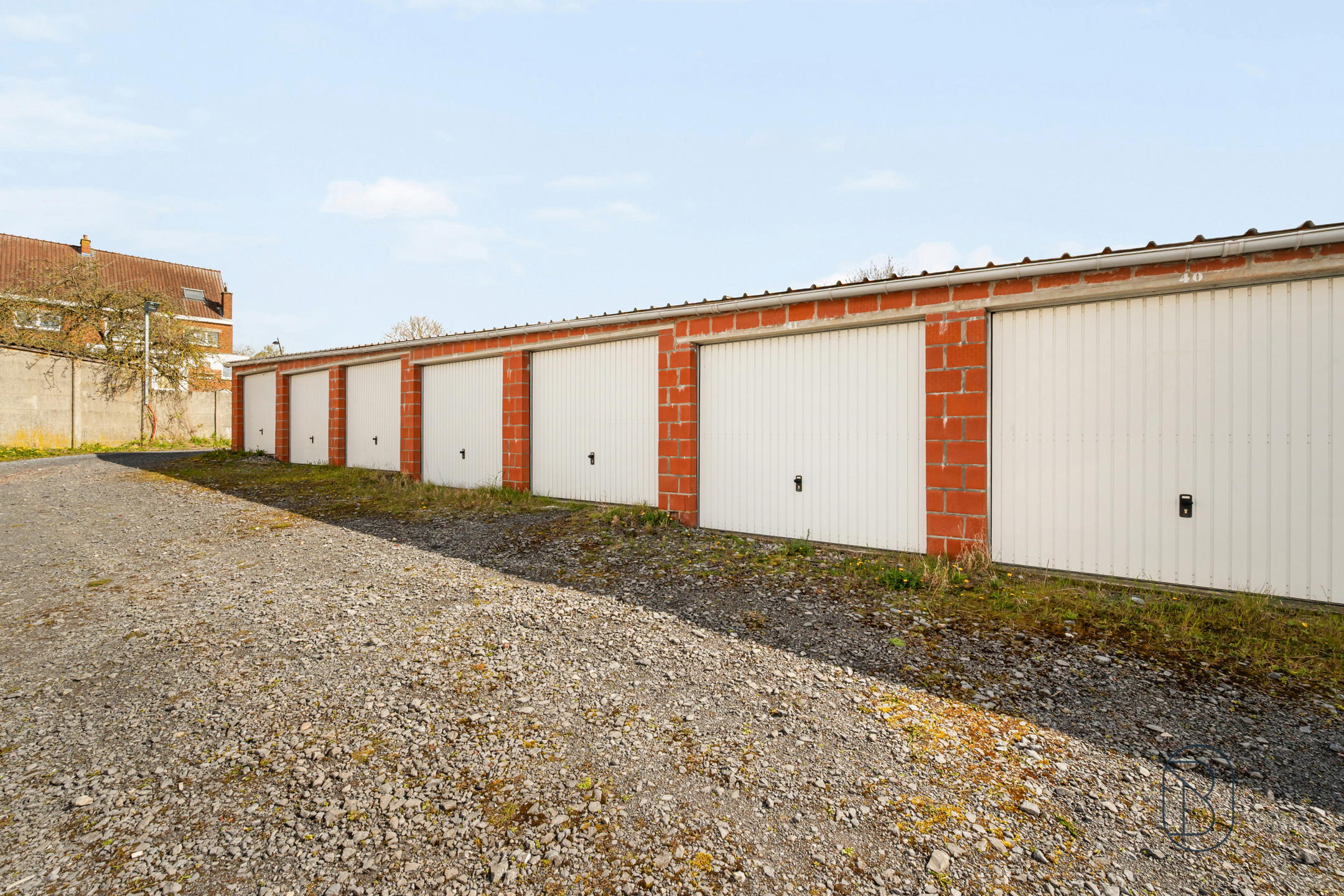 6 afgesloten garages met poort - foto 2